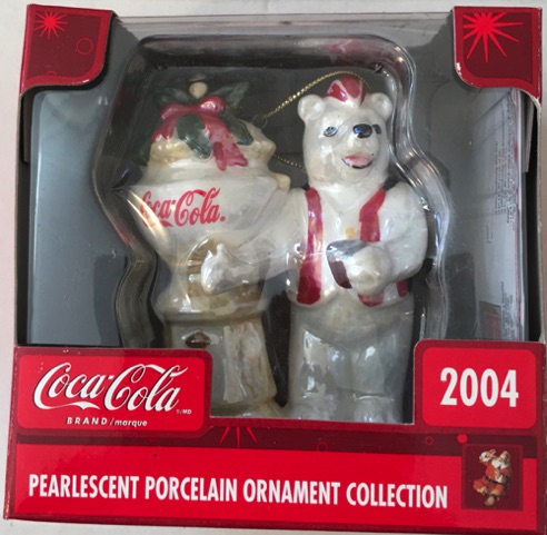 04553-2 € 12,50 coca cola ornament porselein ijsbeer bij cola tap 91x zonder doosje)